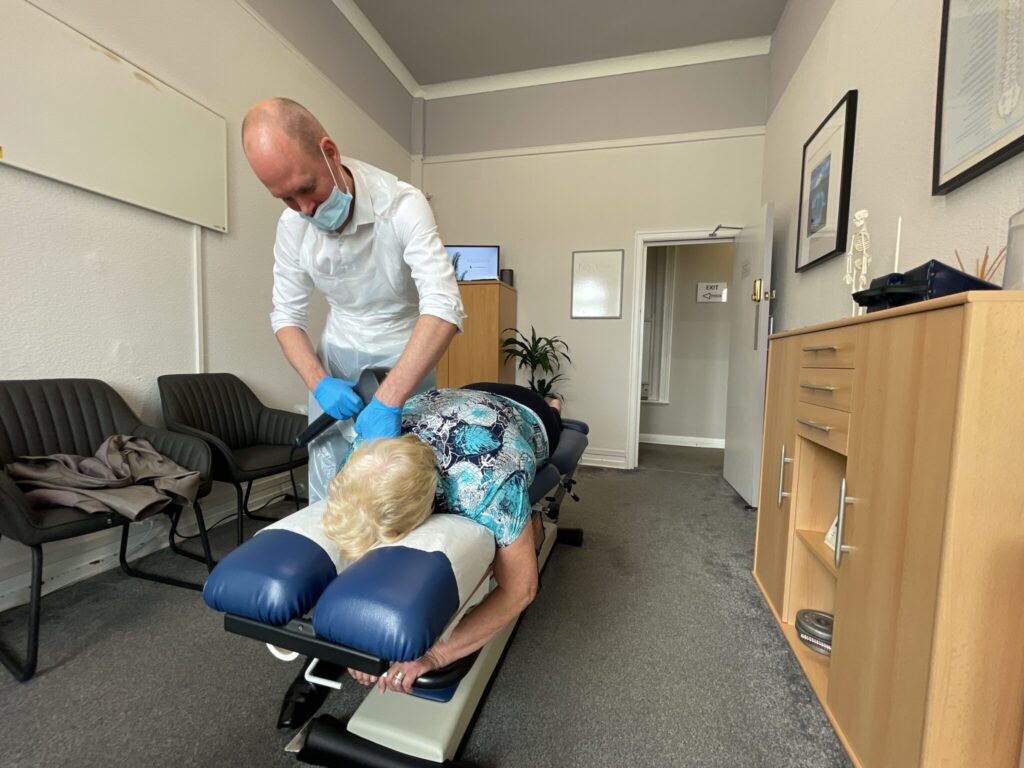 Chiropractor using a thumper scaled 1